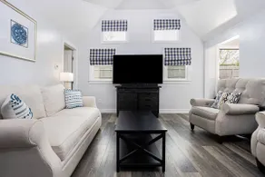 7 Min-Drive to Beach: Cozy Cottage & Yard - Image 3