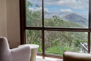 Spacious Retreat with Breathtaking Views - Image 4