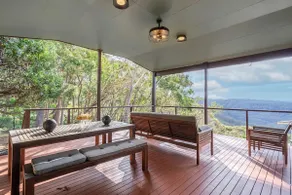 Spacious Retreat with Breathtaking Views - Image 3