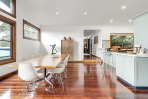 Spacious Retreat with Breathtaking Views - Image 5