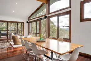 Spacious Retreat with Breathtaking Views - Image 2