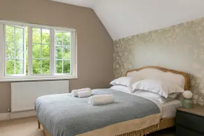 Lodge Farm - Stunning 3 Bed with Large Garden! - Image 2