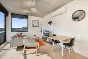 Comfy 2-Bed Balcony Unit near Chapel St - Image 4