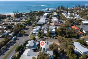 Delightful Dicky Beach Holiday House - Image 2