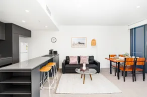 Close to UQ + Carpark, Modern 1BR Apt w/Views - Image 2