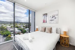 Close to UQ + Carpark, Modern 1BR Apt w/Views - Image 4