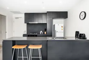 Close to UQ + Carpark, Modern 1BR Apt w/Views - Image 3