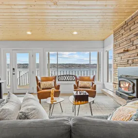Vashon Waterfront Getaway: Pet & Family Friendly! - Image 2