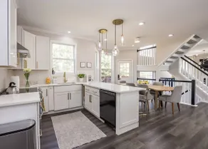 Modern, Spacious & Great Location - Image 2