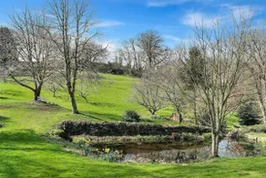 Cosy Cottage Huge Garden w Lake BBQs & Seating - Image 5