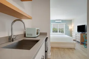 Rare Gem! 4 Units, Free Parking, Pool + Breakfast! - Image 4