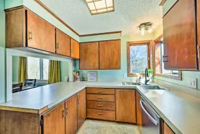 Hot Springs Getaway w/ Beautiful Lake Views! - Image 2
