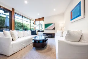 Delightful 4-Bed Home near Centennial Park - Image 4