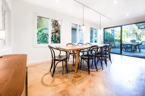 Delightful 4-Bed Home near Centennial Park - Image 3