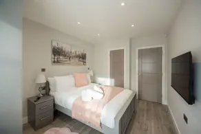 Deluxe 2-Bed, 2-Bath, Gated Parking, Town Centre - Image 5
