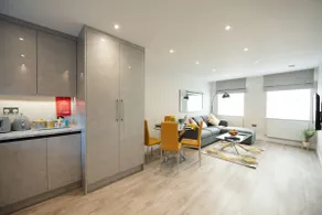 Deluxe 2-Bed, 2-Bath, Gated Parking, Town Centre - Image 2
