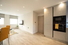 Deluxe 2-Bed, 2-Bath, Gated Parking, Town Centre - Image 4