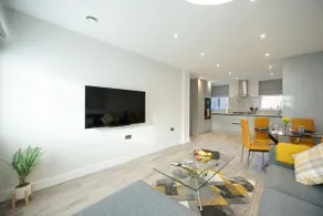 Deluxe 2-Bed, 2-Bath, Gated Parking, Town Centre - Image 3