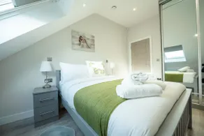 Luxury 2 Bed, 2 Bath Apartment with Parking - Image 5