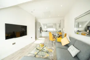 Luxury 2 Bed, 2 Bath Apartment with Parking - Image 4