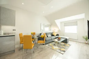 Luxury 2 Bed, 2 Bath Apartment with Parking - Image 2