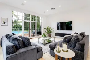 Oasis - Luxe living, with pool / walk to cafes - Image 2