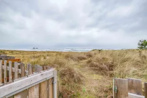 Oceanfront-Hot Tub-Beach Access-The Weather Gauge - Image 3