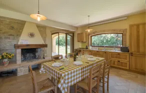 2 Bedroom Amazing Apartment In Avigliano Umbro - Image 4