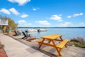 Multi-unit with lake access and stunning views - Image 3