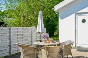 Family-friendly pool house with spa and activities - Image 2
