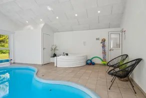 Family-friendly pool house with spa and activities - Image 4
