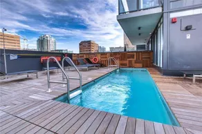 Classy & Comfortable Sub-Penthouse w Pool, AC - Image 5
