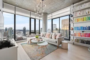 Classy & Comfortable Sub-Penthouse w Pool, AC - Image 2