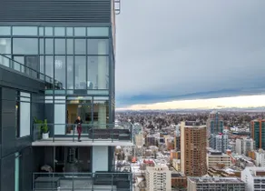 Classy & Comfortable Sub-Penthouse w Pool, AC - Image 3