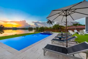 Modern Lakefront Villa w/ Pool, Jacuzzi and Gym - Image 2