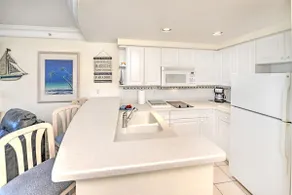 Ocean View 1BR Balcony x2 | 7th Floor | Sleeps 6 - Image 5