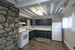 Beautiful 3bdrm Cabin°Hot Tub°Balcony°Parking° - Image 5