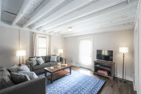 Beautiful 3bdrm Cabin°Hot Tub°Balcony°Parking° - Image 3