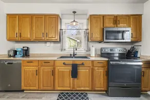 Great Location! Cozy Home with Huge Backyard - Image 3