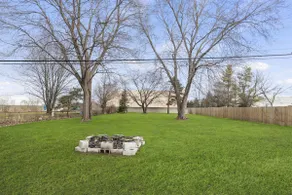 Great Location! Cozy Home with Huge Backyard - Image 4