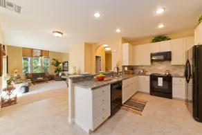 Vintage tropical townhouse close to pool - Image 3