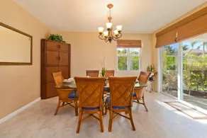 Vintage tropical townhouse close to pool - Image 4