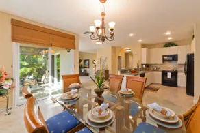 Vintage tropical townhouse close to pool - Image 2