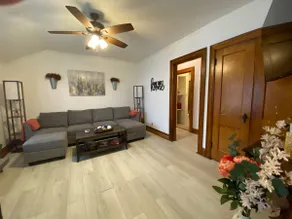 Perfectly Convenient MKE Location 2 BR Upper! - Image 4