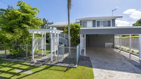 Family Home With Pool and Guest House - Image 4