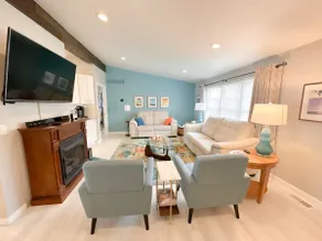On the Lake! Waterfront 5 Bedroom Home - Image 5