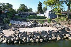 On the Lake! Waterfront 5 Bedroom Home - Image 2