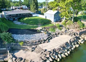 On the Lake! Waterfront 5 Bedroom Home - Image 3