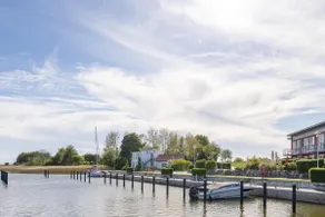 Vacation home with lake view - Image 3