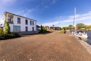 Vacation home with lake view - Image 2